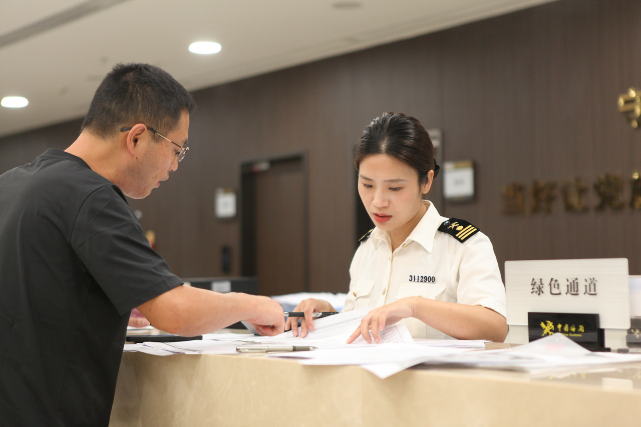 宁波海关所属海曙海关关员为企业提供指导，解答通关业务疑难问题 傅漪纯摄.jpg